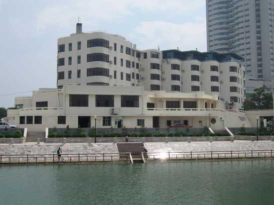 2005 - 'August 2005. Former Edgewater Mansions Hotel. taken from the rear (seaward aspect) to match up with the photo of Sept 1945. To view it as it was in 1945, [click here]